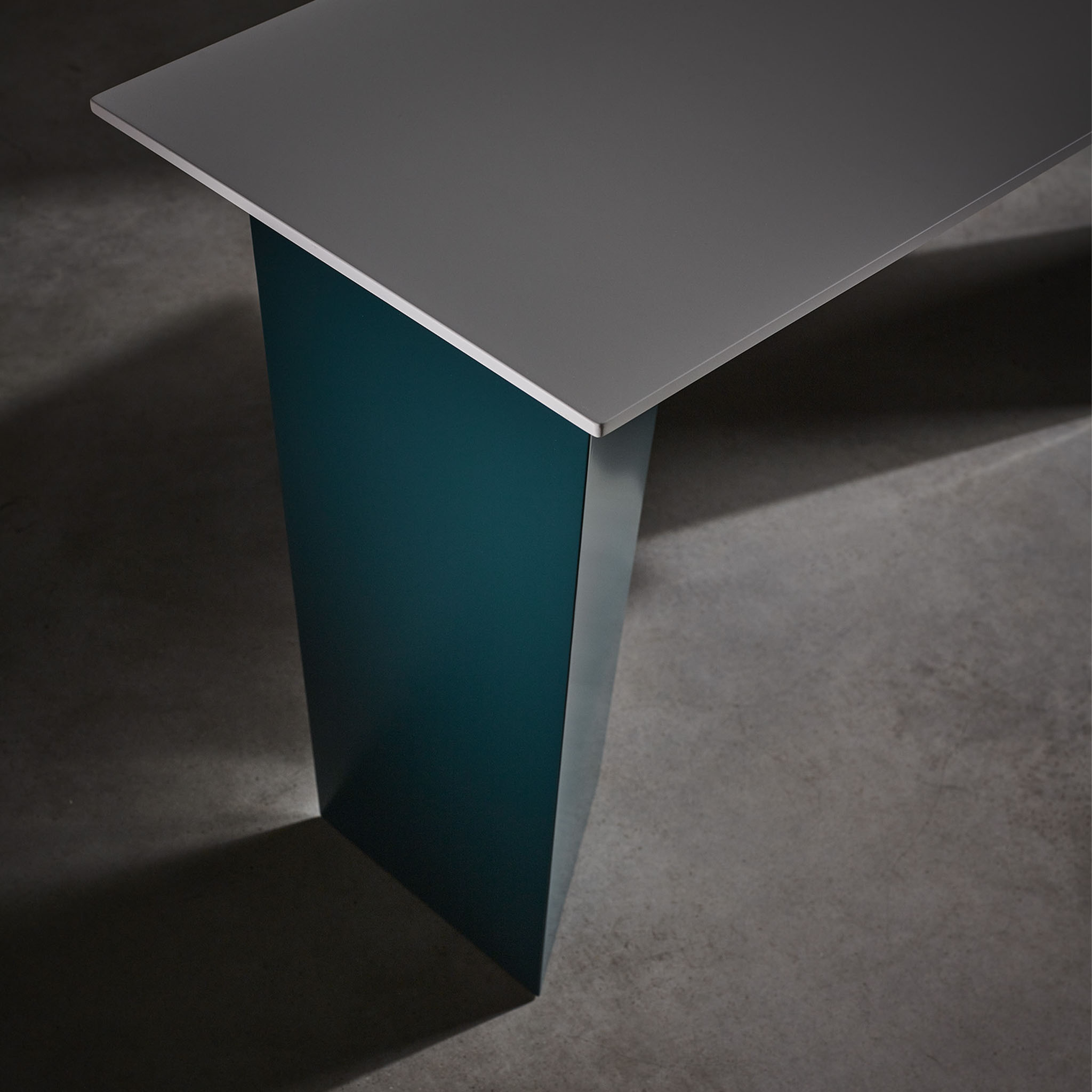 Phoenix console with white lacquered top detail