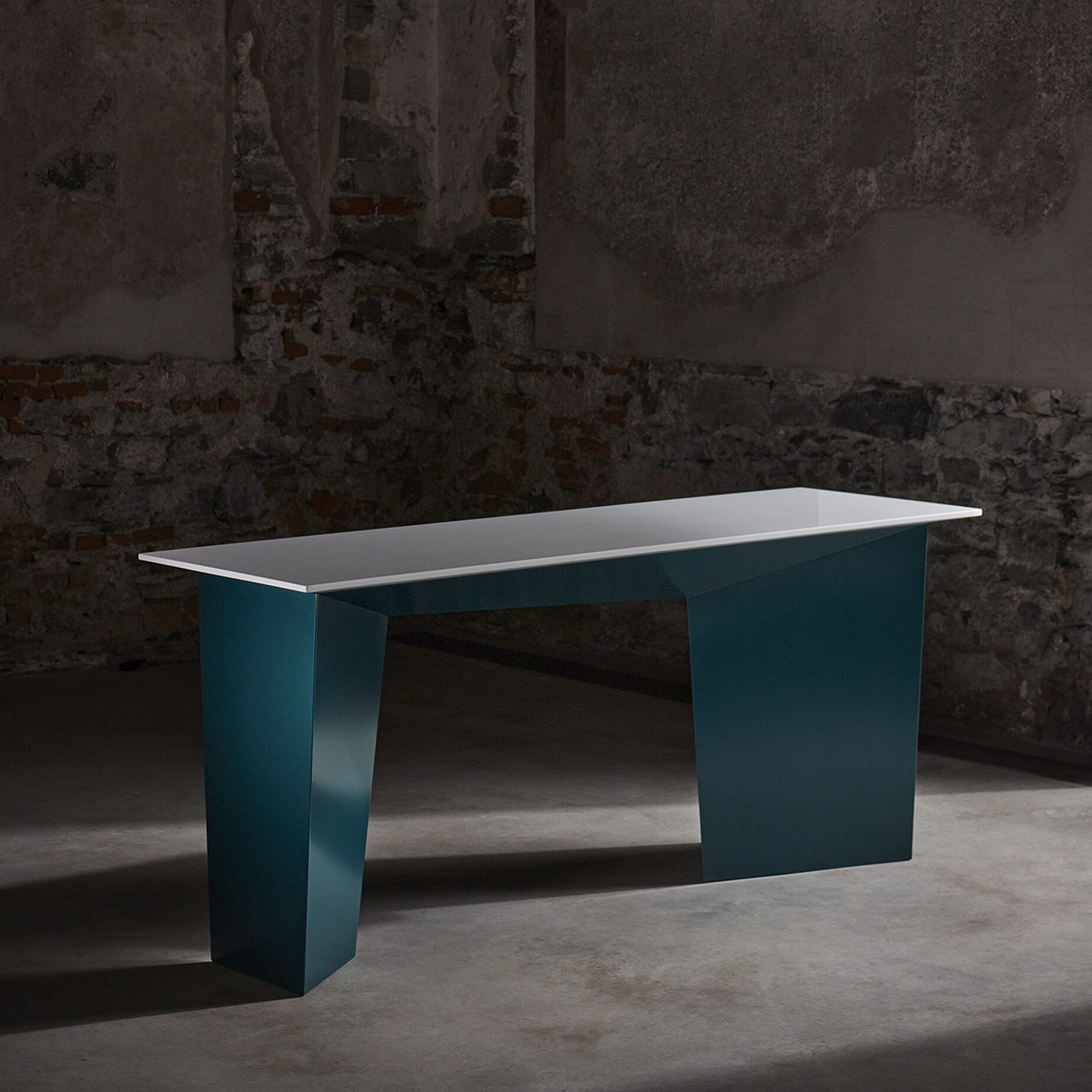 Phoenix console with white lacquered top detail