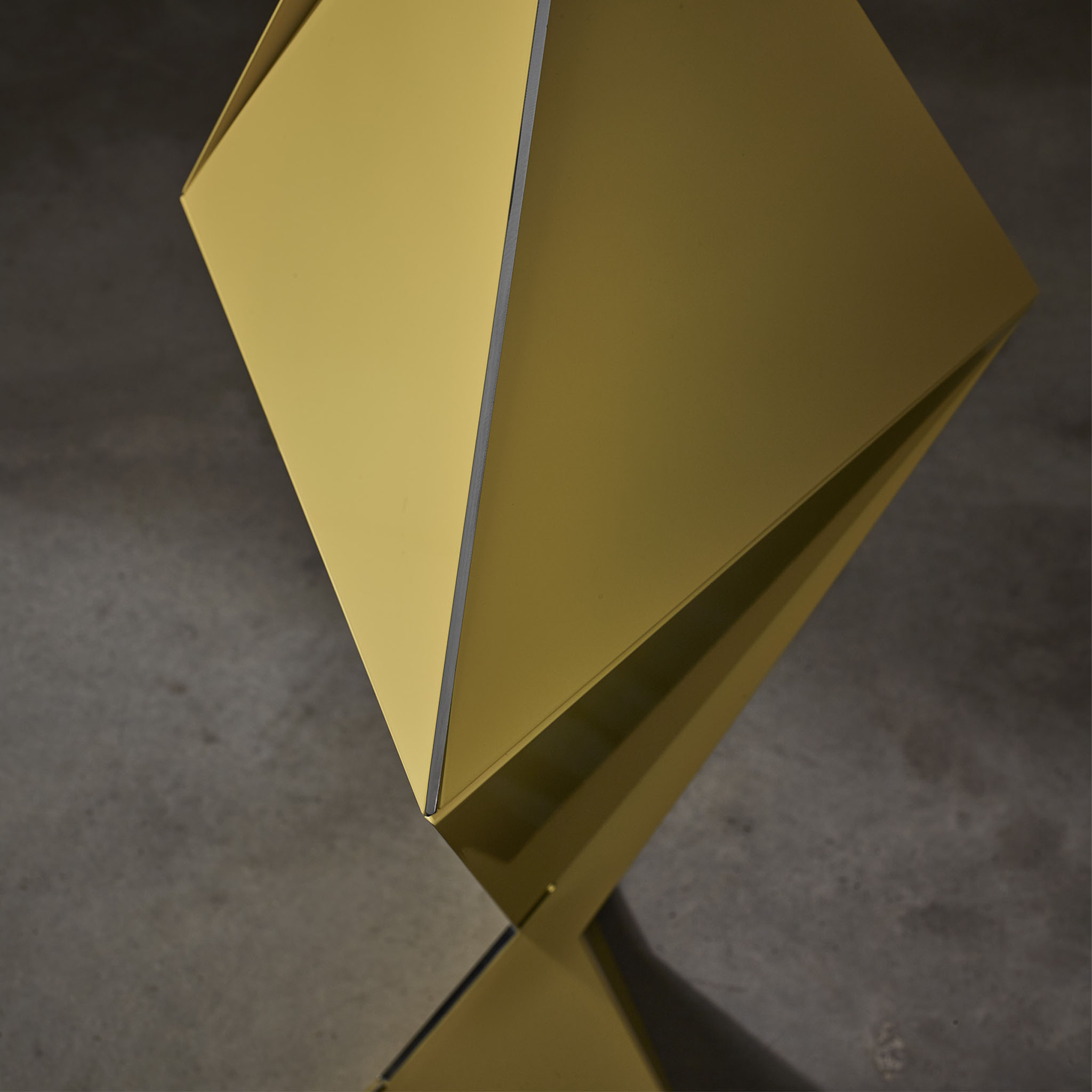 Arizona needle with polished edge detail 