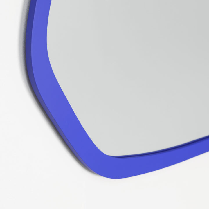 Finished in "Ultramarine BLue" with standard mirror