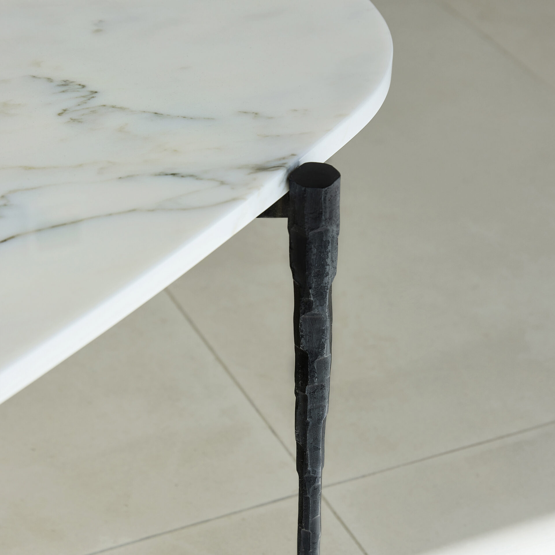 Cloud-coffee-calacatta-oro-black-patina-detail