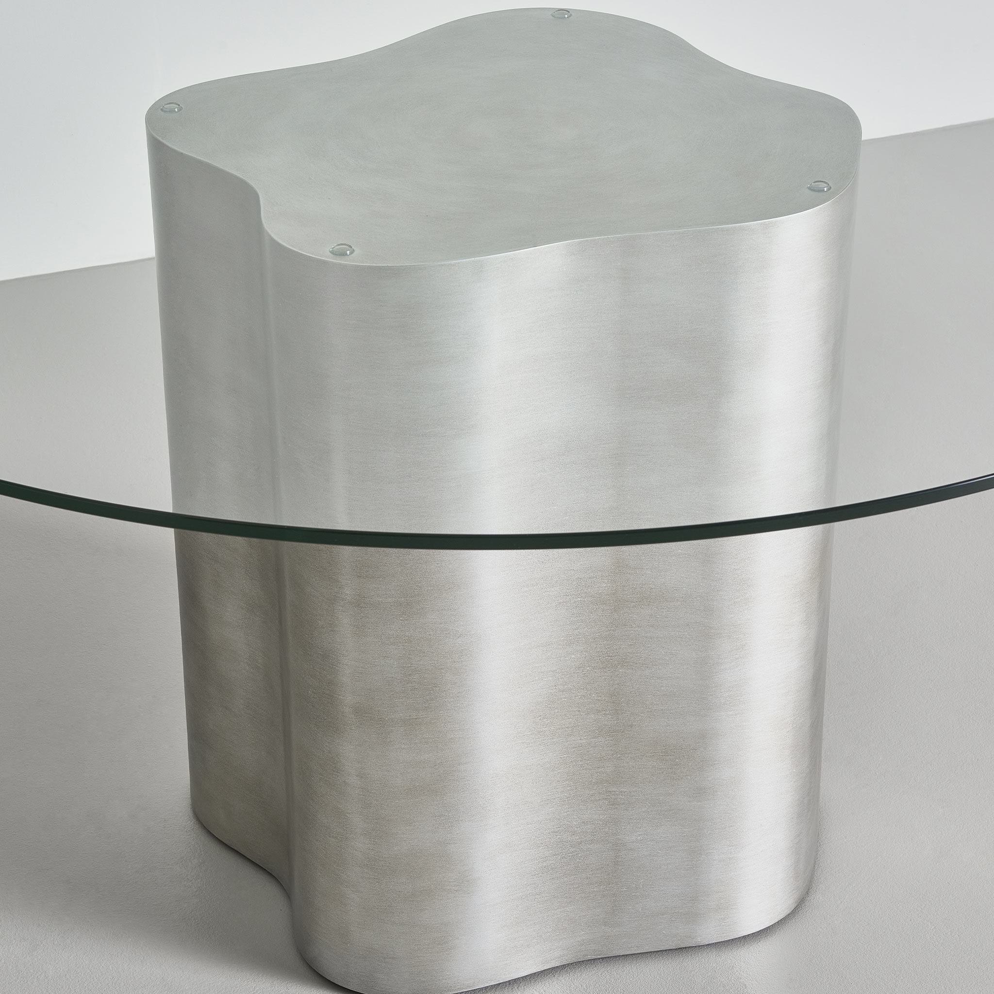Lily-round-dining-table-detail-1.jpg
