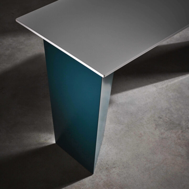 Phoenix-Console-in-Sea-Green-and-White-Lacquer-propped-Detail