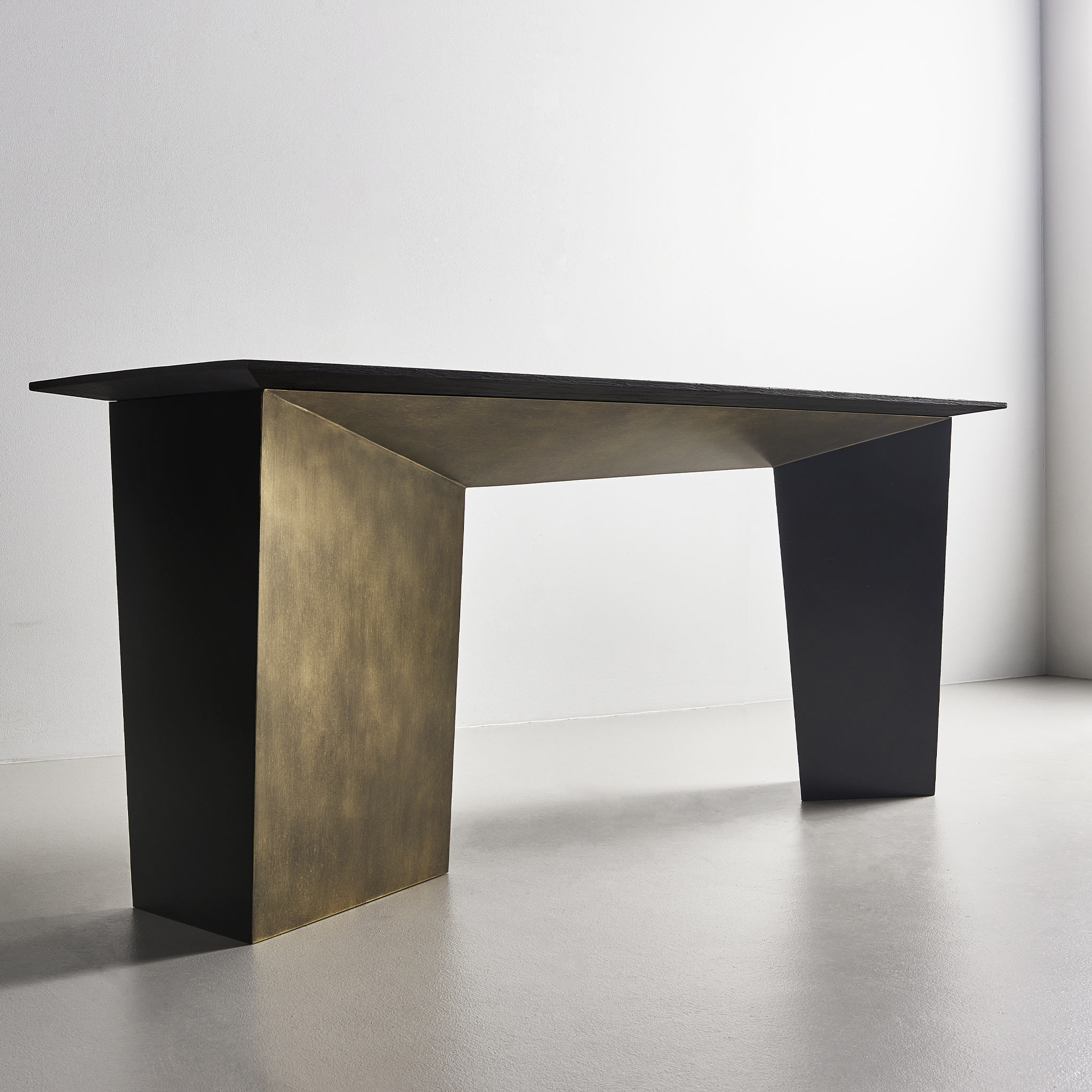 Finished in "Charcoal" and "Florentine Gold" with a "Ebonised Oak" 