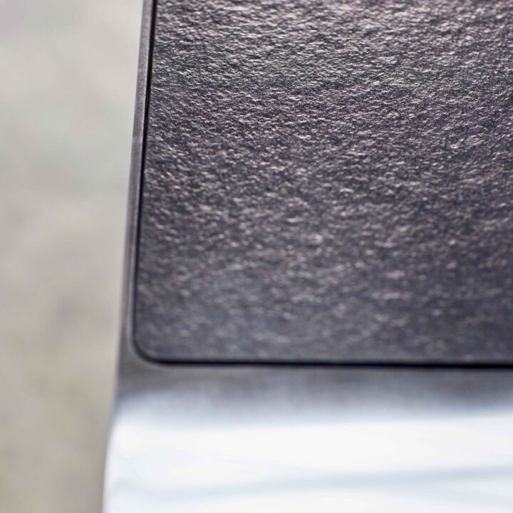 Made in stainless steel
with a satin polish, and an granite top