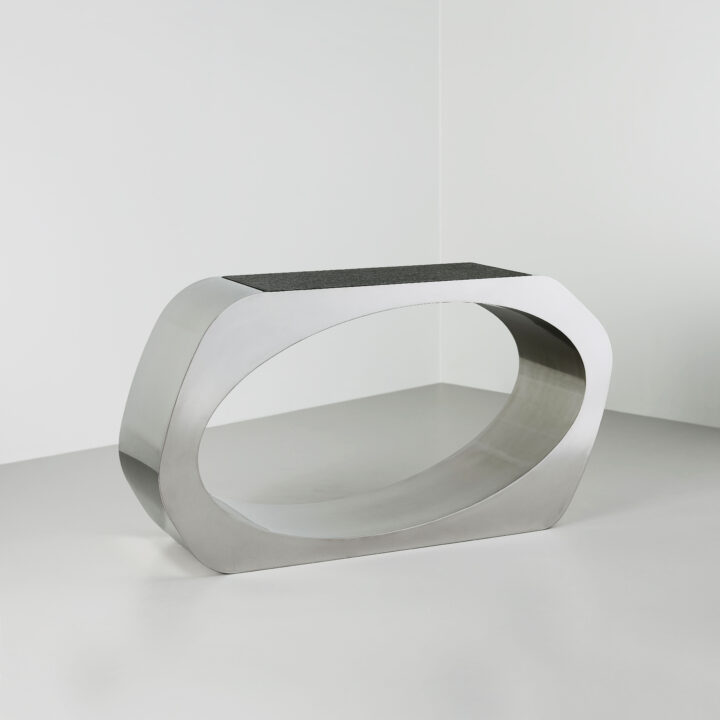 Made in stainless steel
with a satin polish, and a granite top