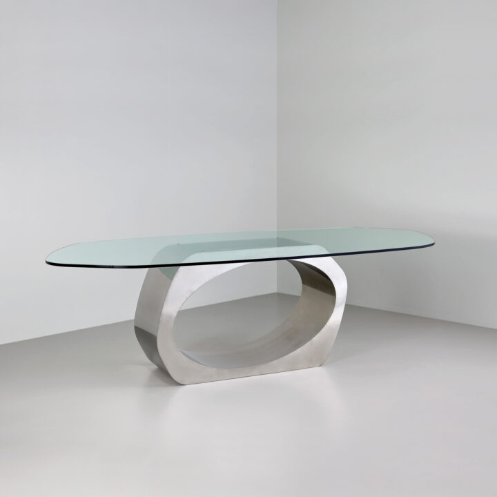 Made in stainless steel with a satin polish, and a clear glass top