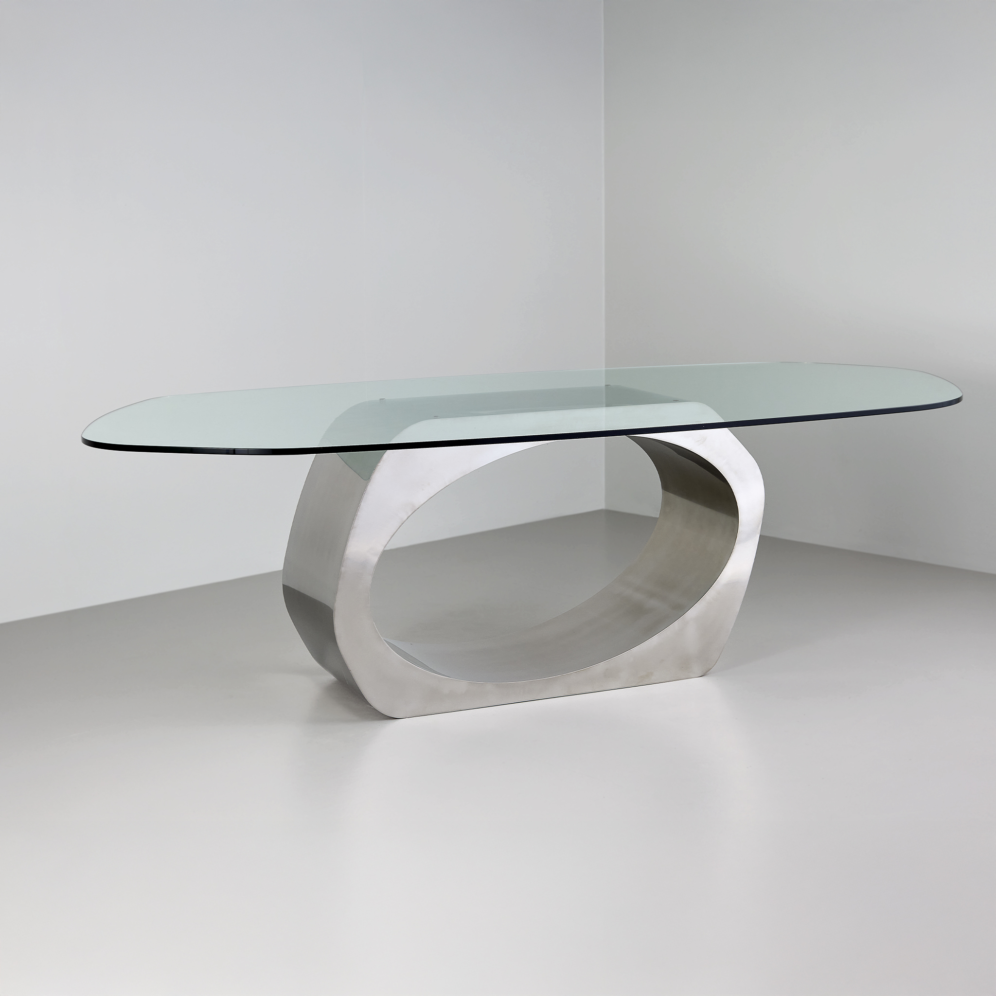 Skye dining table