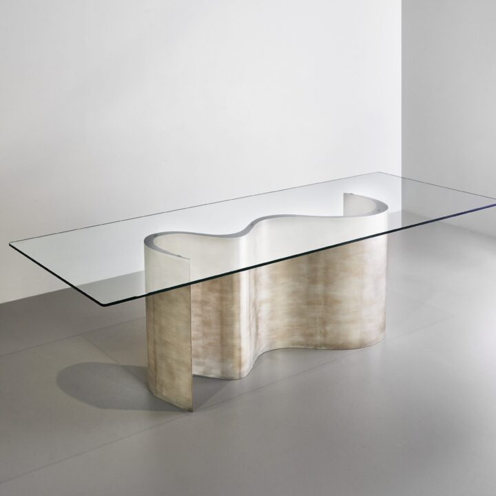 Finished in "Moon Silver" with a standard glass top