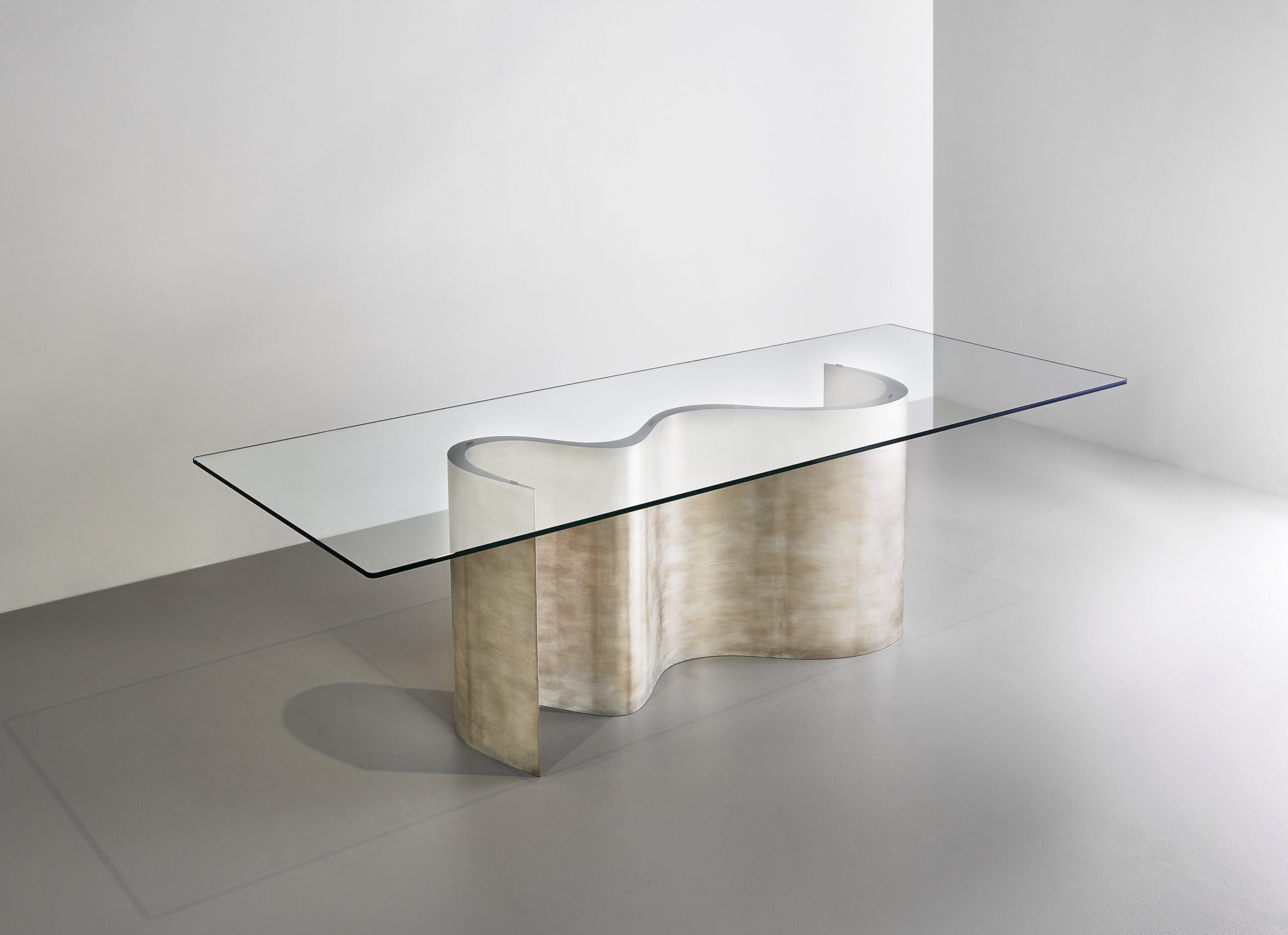 Finished in "Moon Silver" with a standard glass top