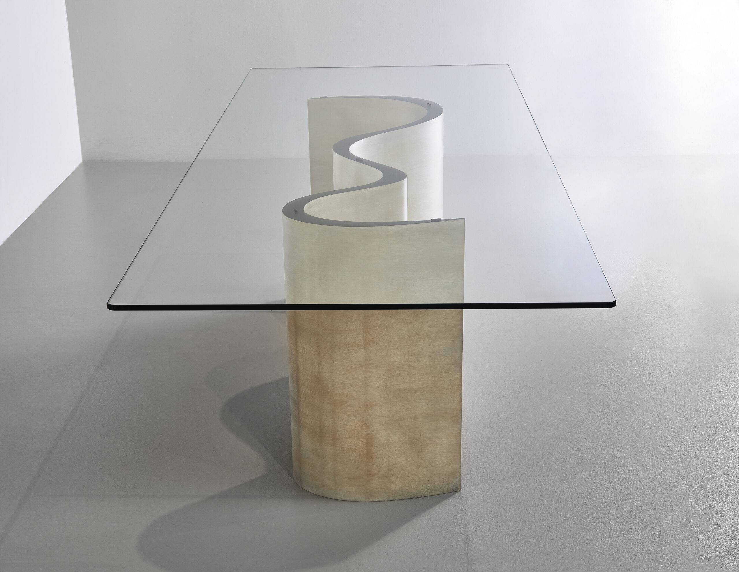 Finished in "Moon Silver" with a standard glass top