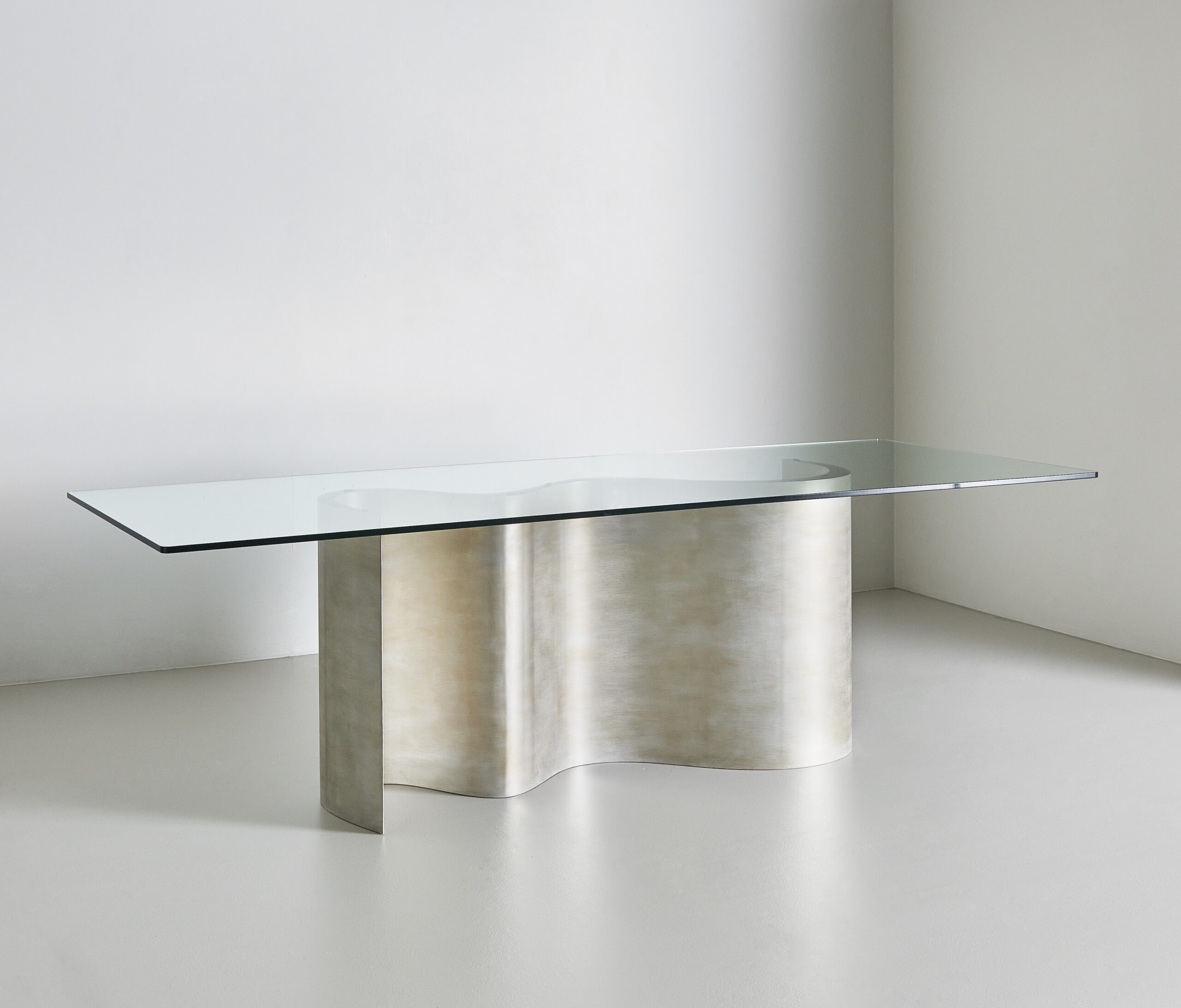 Finished in "Moon Silver" with a standard glass top