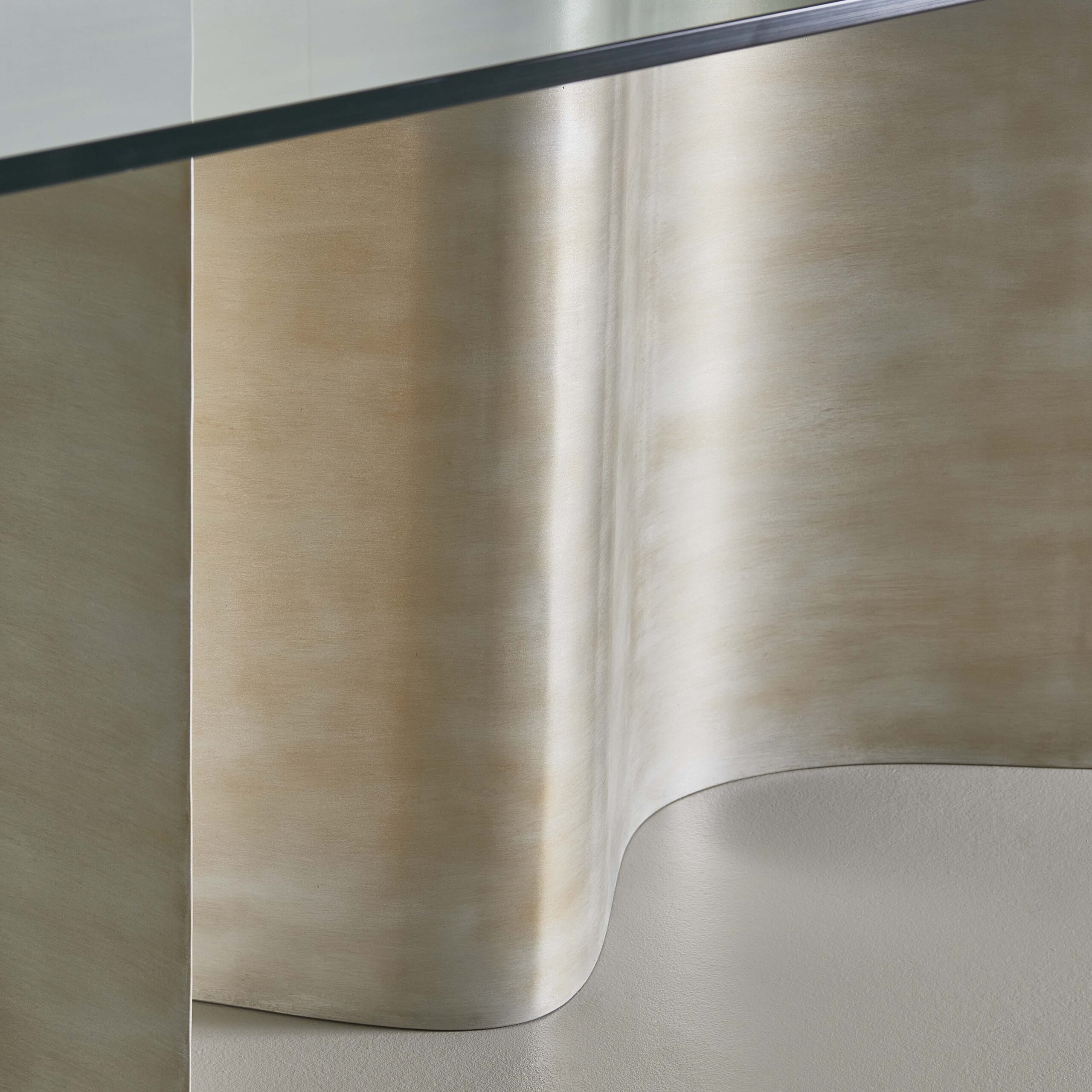 Finished in "Moon Silver" with a standard glass top