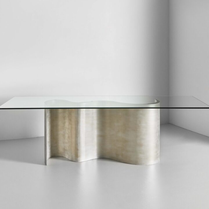 Finished in "Moon Silver" with a standard glass top