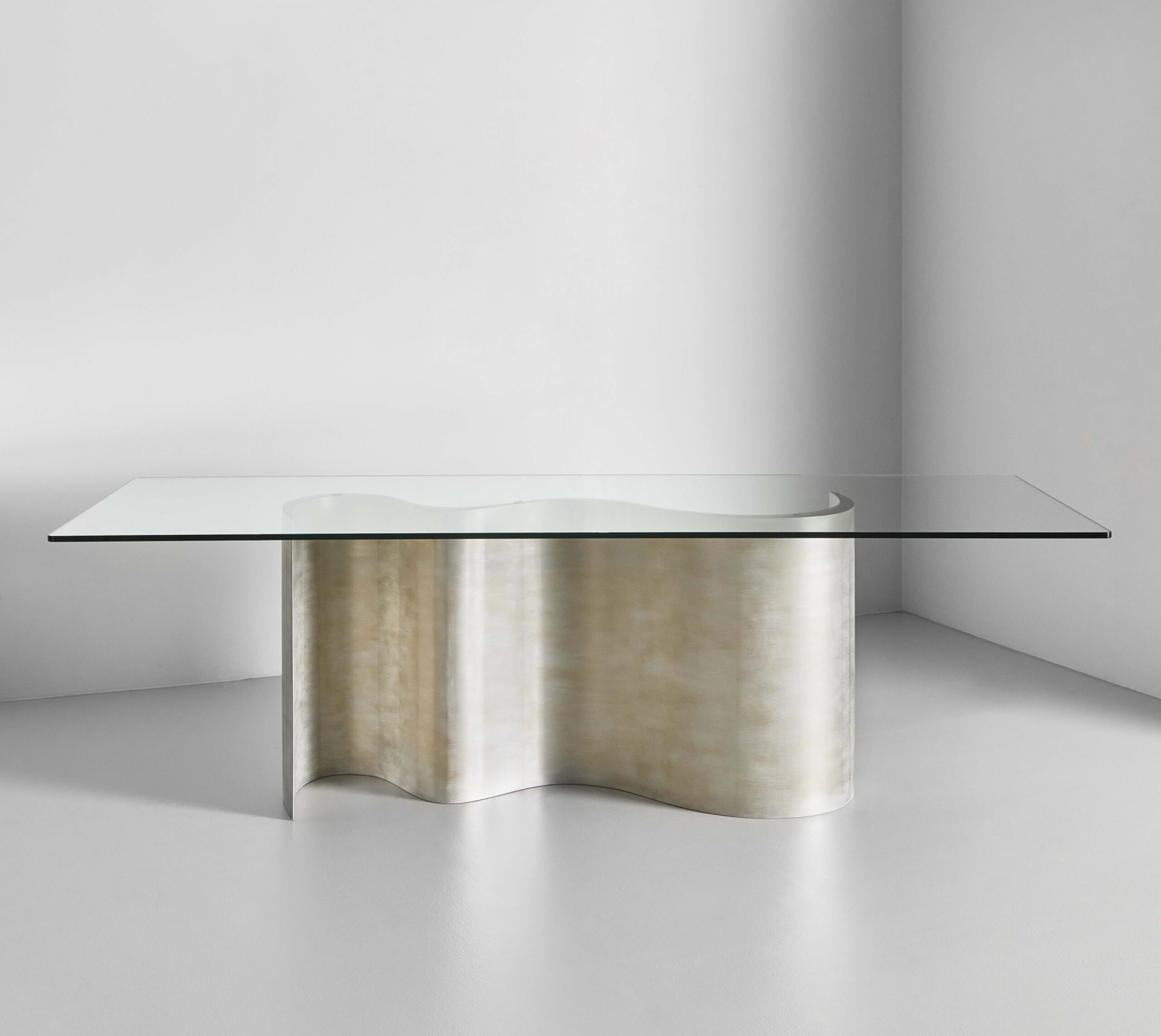 Finished in "Moon Silver" with a standard glass top