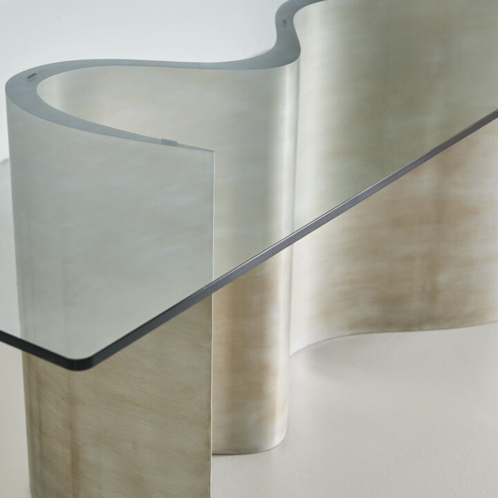 Finished in "Moon Silver" with a standard glass top