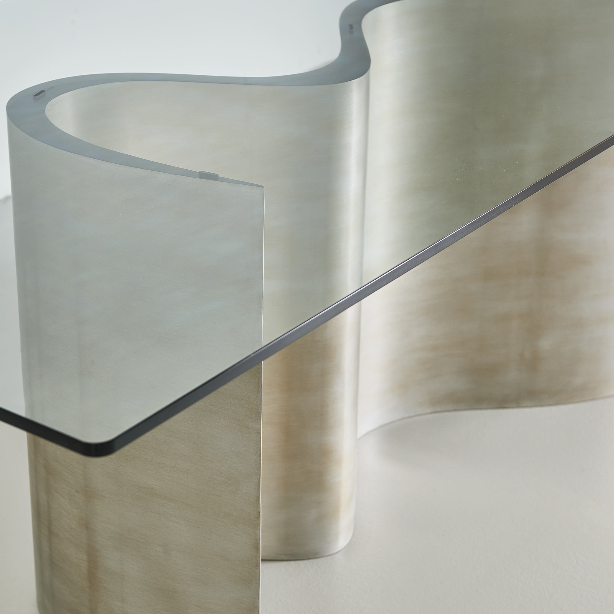 Finished in "Moon Silver" with a standard glass top